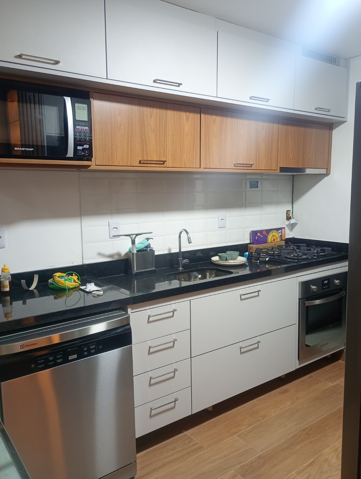 Cozinha planejada branca e amadeirada produzida pela BC Marcenaria